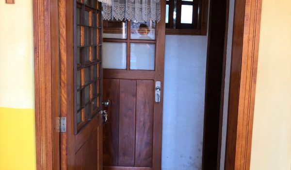 Entrada entre a área fundos e acesso a casa