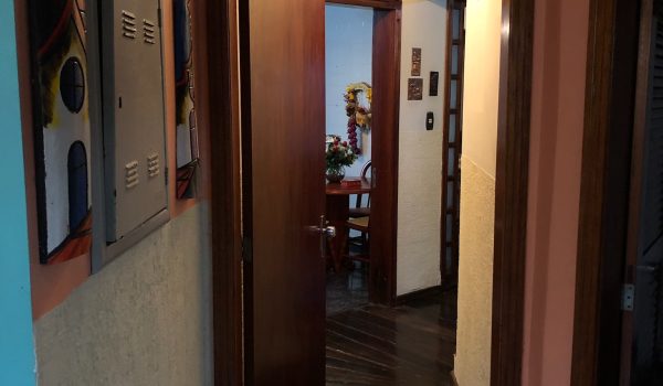 Entrada entre garagem e casa